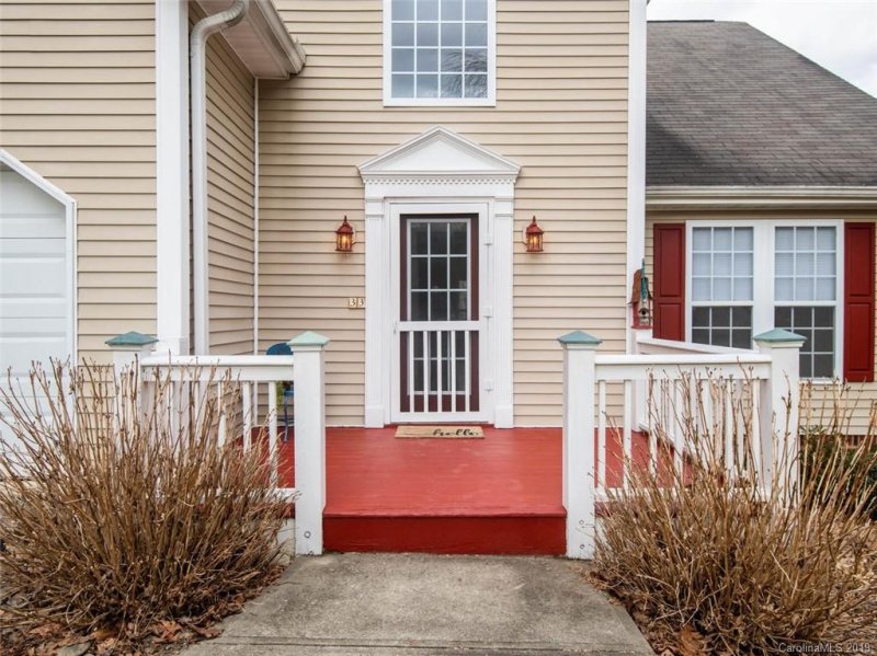 Property image 2 at 33 Old Applewood Lane, Hendersonville, NC 28739