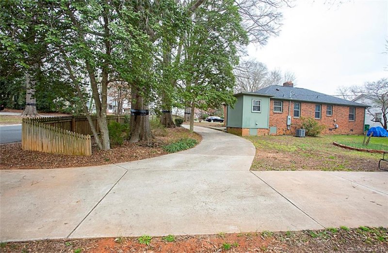 Property image 5 at 1100 Meadow Lane, Charlotte, NC 28205