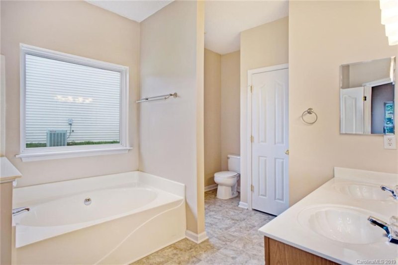 Property image 4 at 4721 Fox Thorne Drive, Charlotte, NC 28216