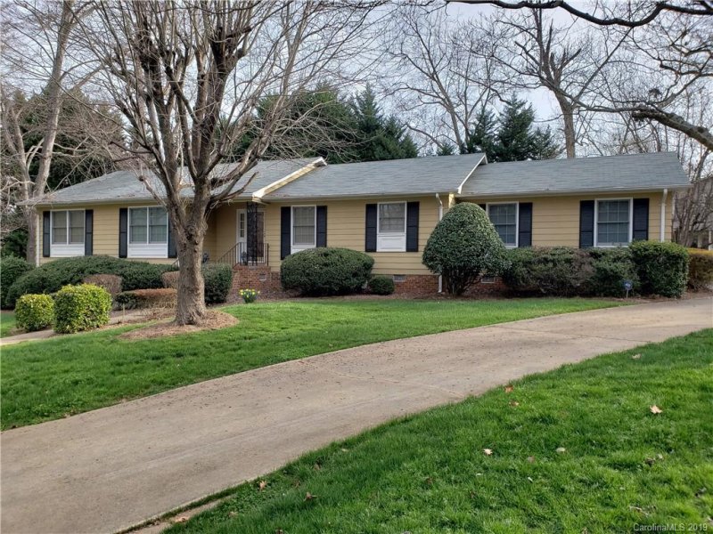 725 Knollwood Court