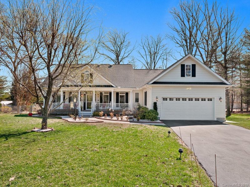 Property image 2 at 364 Classic Oaks Circle, Hendersonville, NC 28792