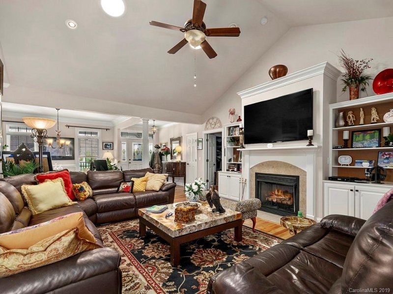 Property image 4 at 364 Classic Oaks Circle, Hendersonville, NC 28792