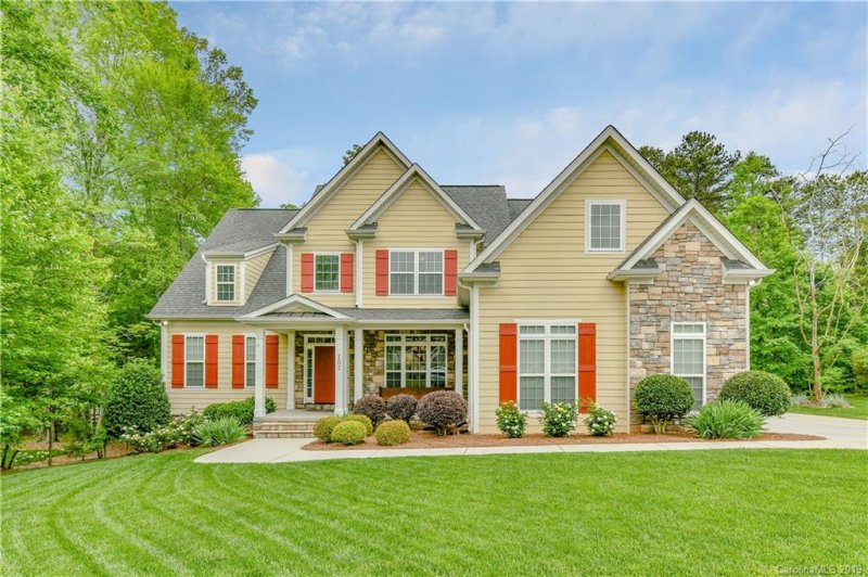 107 Lakeshore Hills Drive