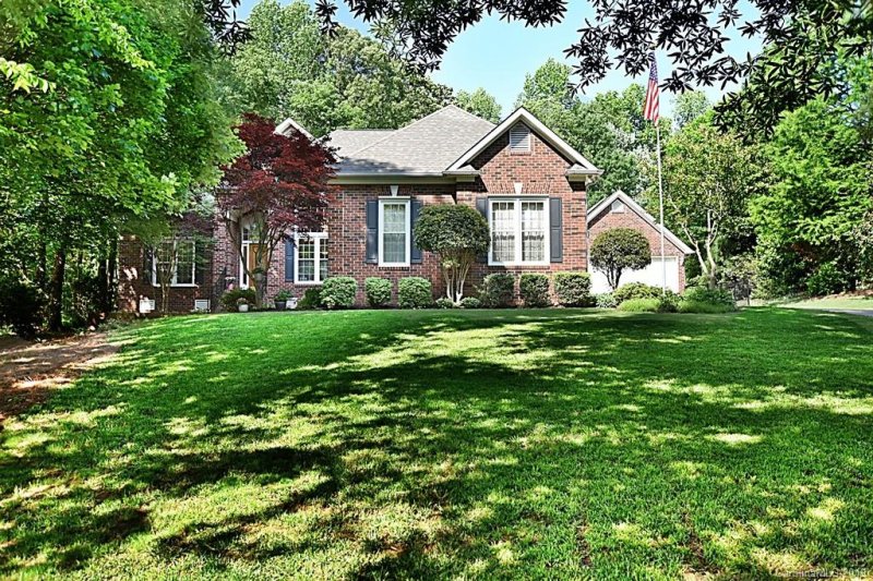 419 Hunters Point Drive