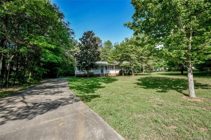 Property image 2 at 7730 Deer Track Drive, Denver, NC 28037