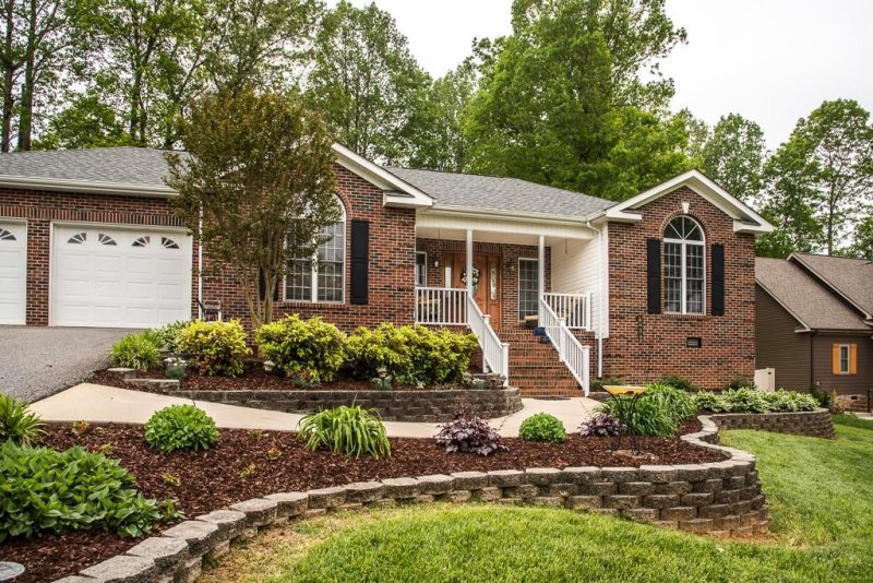 Property image 2 at 1575 Brookstone Drive, Hickory, NC 28602