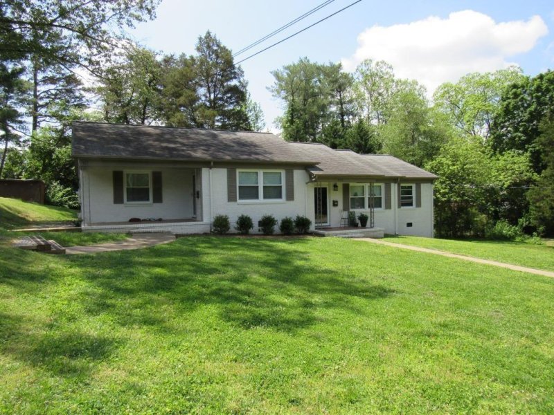 Property image 2 at 927 3rd Avenue Place, Hickory, NC 28601