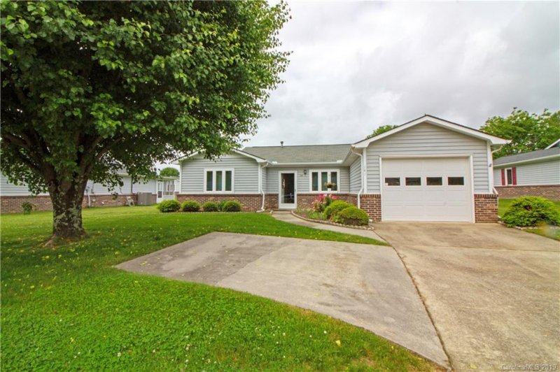 Property image 2 at 141 Derbyshire Drive, Hendersonville, NC 28792