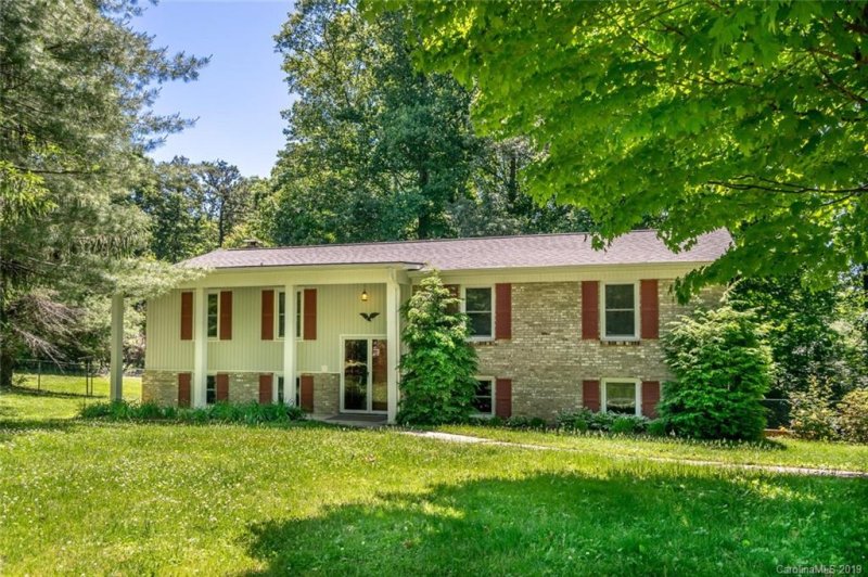 Property image 3 at 222 Castleton Lane, Hendersonville, NC 28791