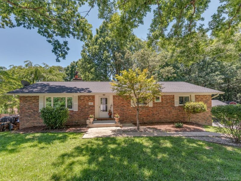 Property image 2 at 435 Hillcrest Circle, Hendersonville, NC 28792