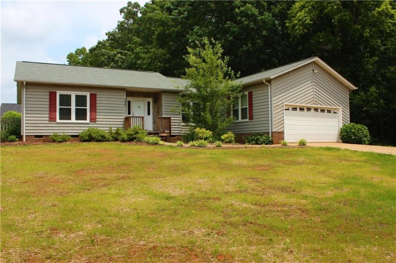 Property image 2 at 4834 Forest Ridge Drive, Hickory, NC 28602