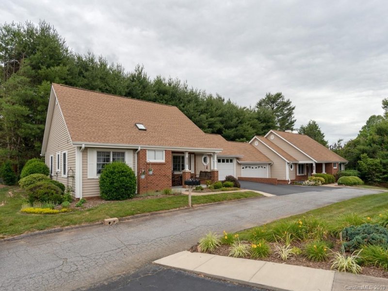 Property image 3 at 1056 Saddlebrook Drive, Hendersonville, NC 28739