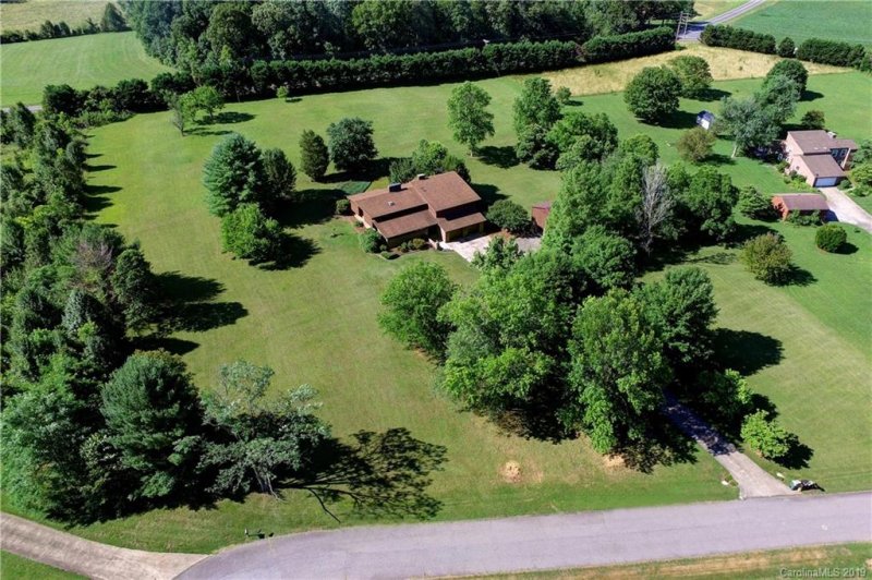 Property image 2 at 190 Country Drive, Statesville, NC 28625