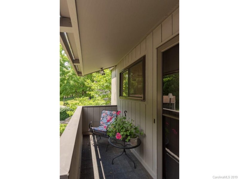 Property image 2 at 20 Lakemoor Lane, Hendersonville, NC 28739