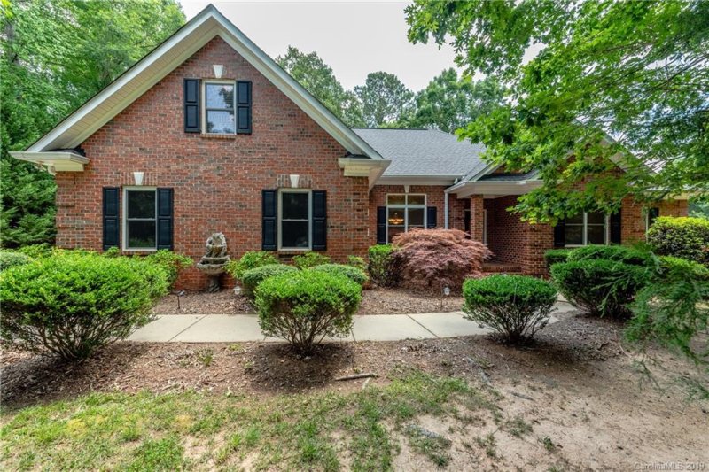 1402 Doe Ridge Lane