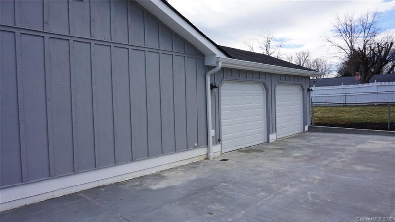 Property image 2 at 22 W Silverleaf Drive, Hendersonville, NC 28739