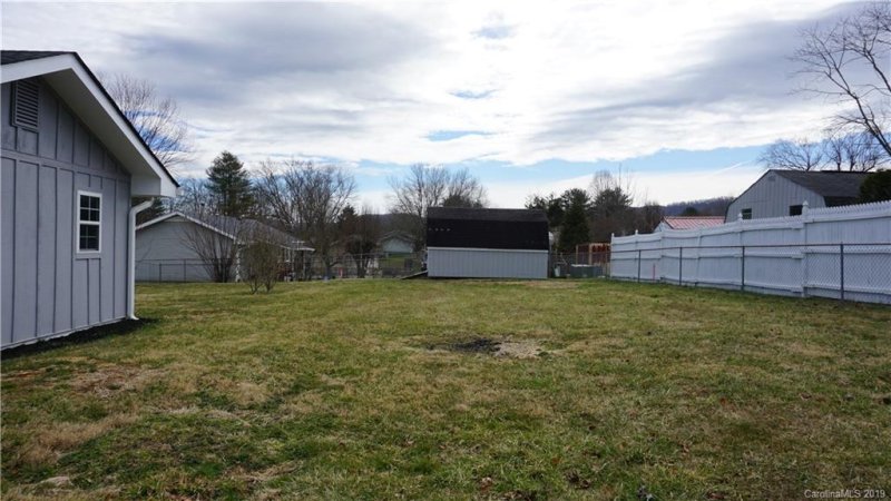 Property image 4 at 22 W Silverleaf Drive, Hendersonville, NC 28739