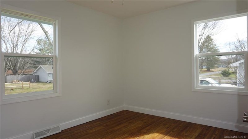 Property image 5 at 22 W Silverleaf Drive, Hendersonville, NC 28739