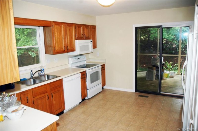 Property image 4 at 25 Legendary Road, Hendersonville, NC 28739