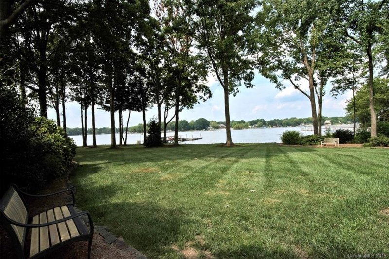 Property image 2 at 19529 Weavers Circle, Cornelius, NC 28031