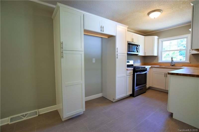 Property image 3 at 2112 Hollandale Drive, Gastonia, NC 28054