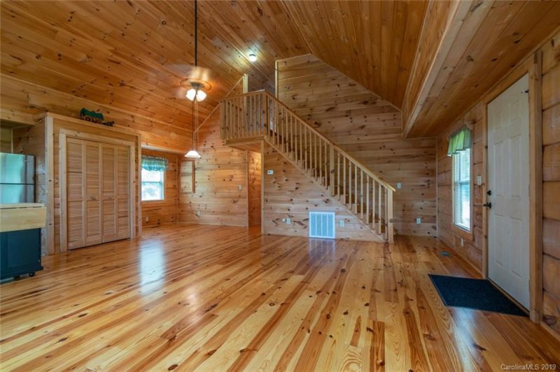 Property image 2 at 207 Oscelake Way, Hendersonville, NC 28739