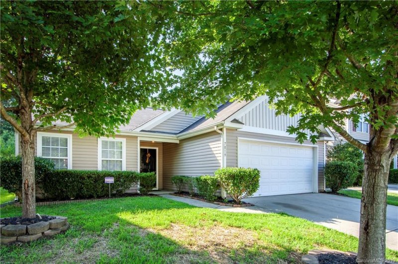 Property image 3 at 7819 Rabbits Foot Lane, Charlotte, NC 28217