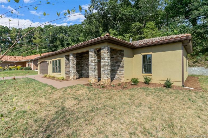 Property image 2 at 30 Ocaso Drive, Asheville, NC 28806