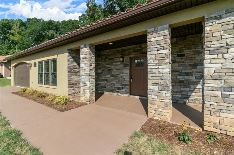 Property image 5 at 30 Ocaso Drive, Asheville, NC 28806