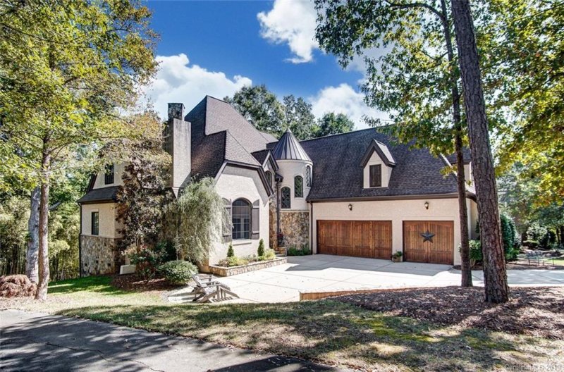 8300 Victoria Lake Drive