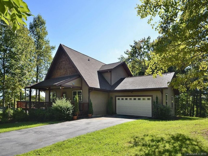 Property image 2 at 401 Grand Oaks Drive, Hendersonville, NC 28792