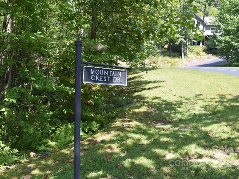 Property image 4 of 216 Mountain Crest Drive in Cummings Cove, Hendersonville, NC 28739