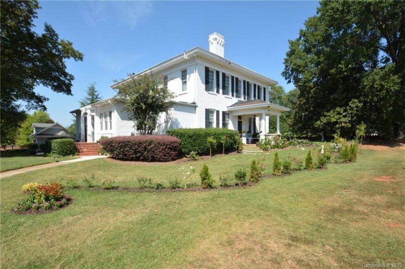 Property image 3 at 1048 The Glen Street, Statesville, NC 28677