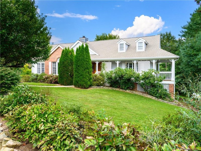 Property image 2 at 24 Old Applewood Lane, Hendersonville, NC 28739