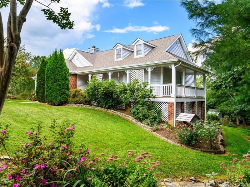 Property image 3 at 24 Old Applewood Lane, Hendersonville, NC 28739