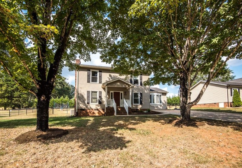 Property image 2 at 4884 Forest Ridge Drive, Hickory, NC 28602