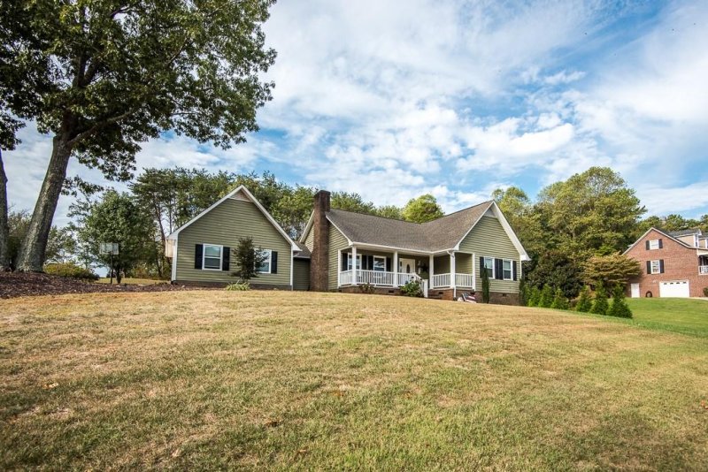 Property image 2 at 1728 Maybrook Boulevard, Hickory, NC 28601