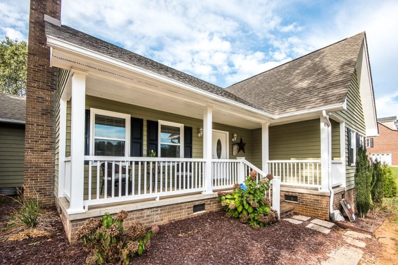 Property image 3 at 1728 Maybrook Boulevard, Hickory, NC 28601