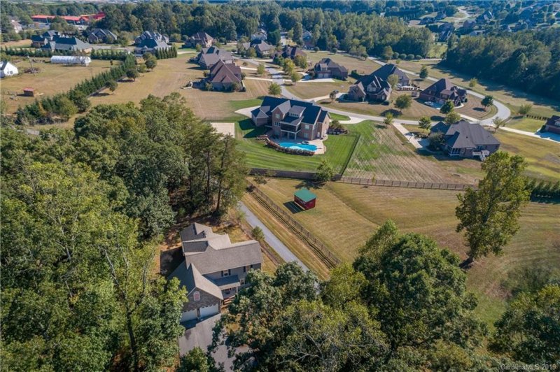 Property image 2 at 1305 Sweetbriar Lane, Hickory, NC 28602