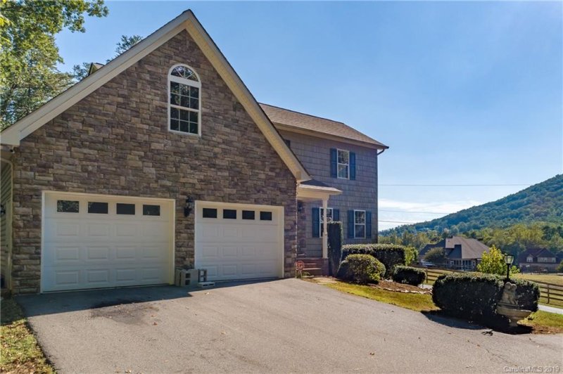 Property image 4 at 1305 Sweetbriar Lane, Hickory, NC 28602