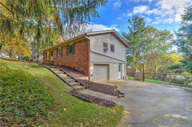 Property image 2 at 8 Hillview Circle, Asheville, NC 28805