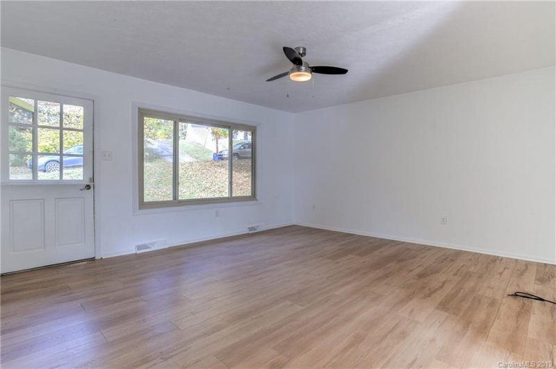 Property image 3 at 8 Hillview Circle, Asheville, NC 28805