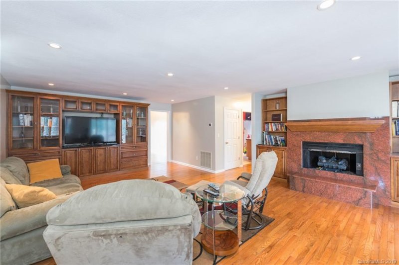 Property image 5 at 7 Hunting Lodge Drive, Black Mountain, NC 28711