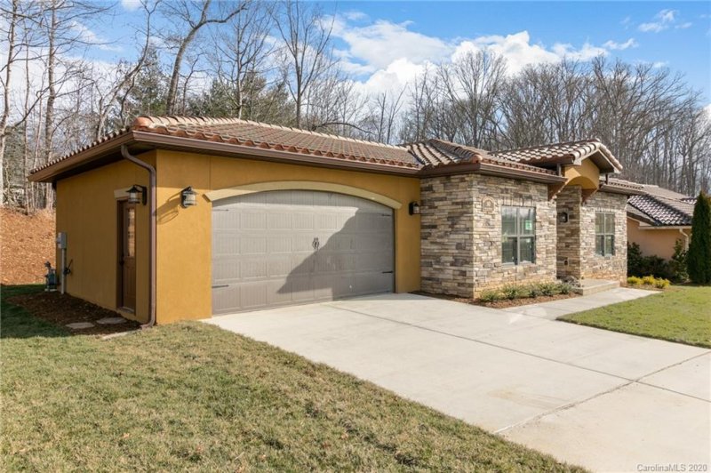 Property image 3 at 10 Ocaso Drive, Asheville, NC 28806