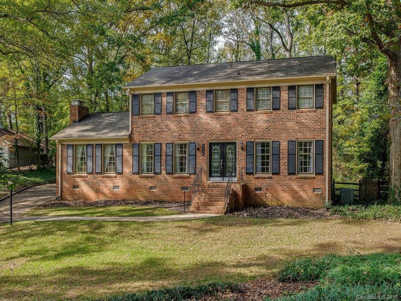 6130 Carriagehouse Lane