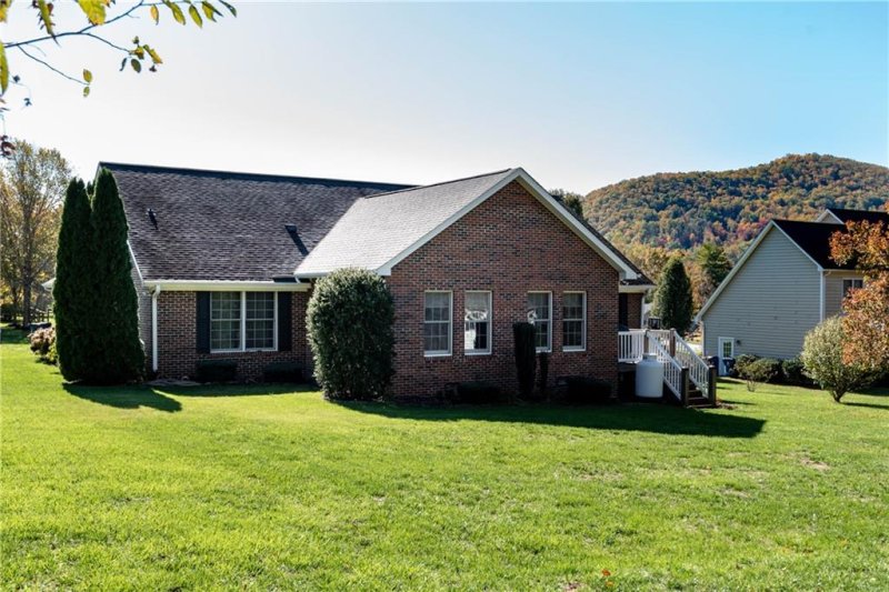 Property image 3 at 1465 Sweetbriar Lane, Hickory, NC 28602