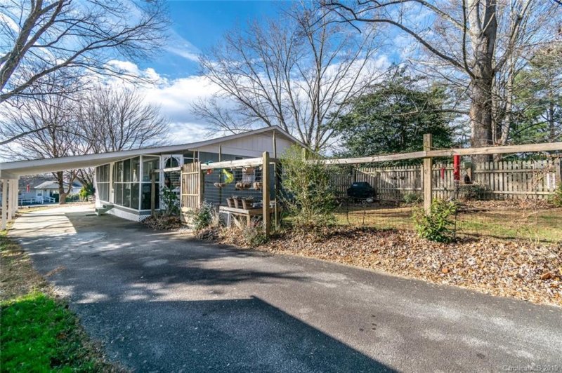 Property image 2 at 21 Stoney Nob Drive, Hendersonville, NC 28792