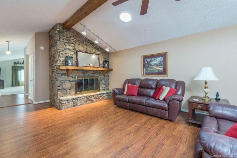 Property image 2 at 118 Larchmont Drive, Hendersonville, NC 28791