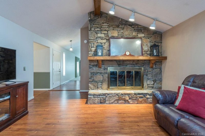 Property image 3 at 118 Larchmont Drive, Hendersonville, NC 28791