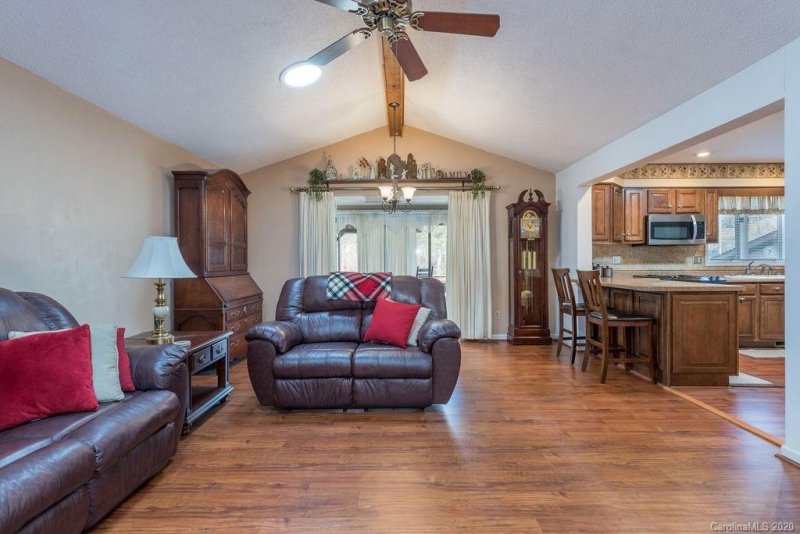 Property image 4 at 118 Larchmont Drive, Hendersonville, NC 28791